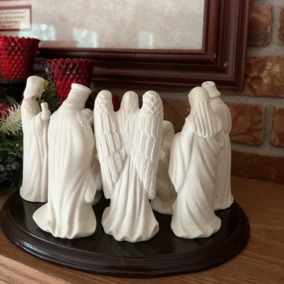Vintage 1981 Solid Wood
Porcelain Nativity Set - Picture 9 of 10